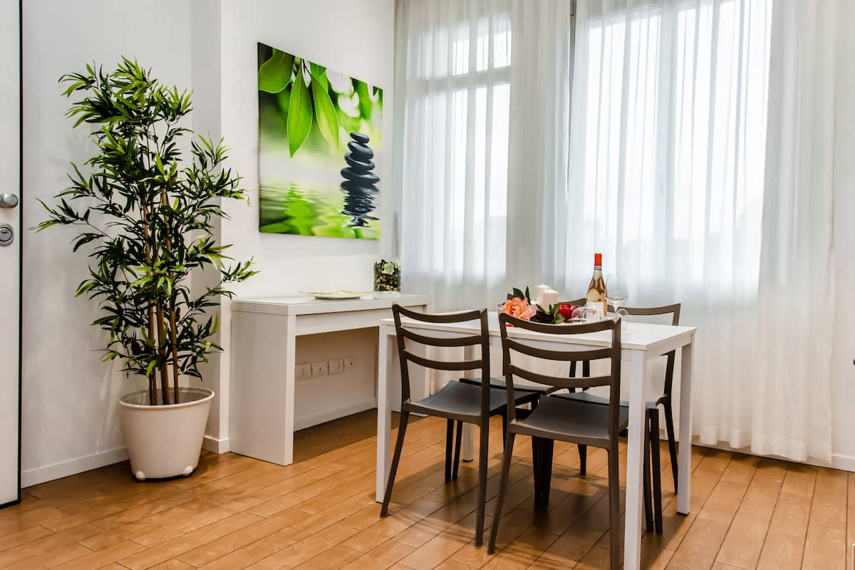 Deluxe appartement, 1 slaapkamer | Een kluis op de kamer, een bureau, een strijkplank/strijkijzer