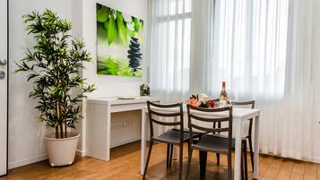 Caja de seguridad en la habitación y escritorio