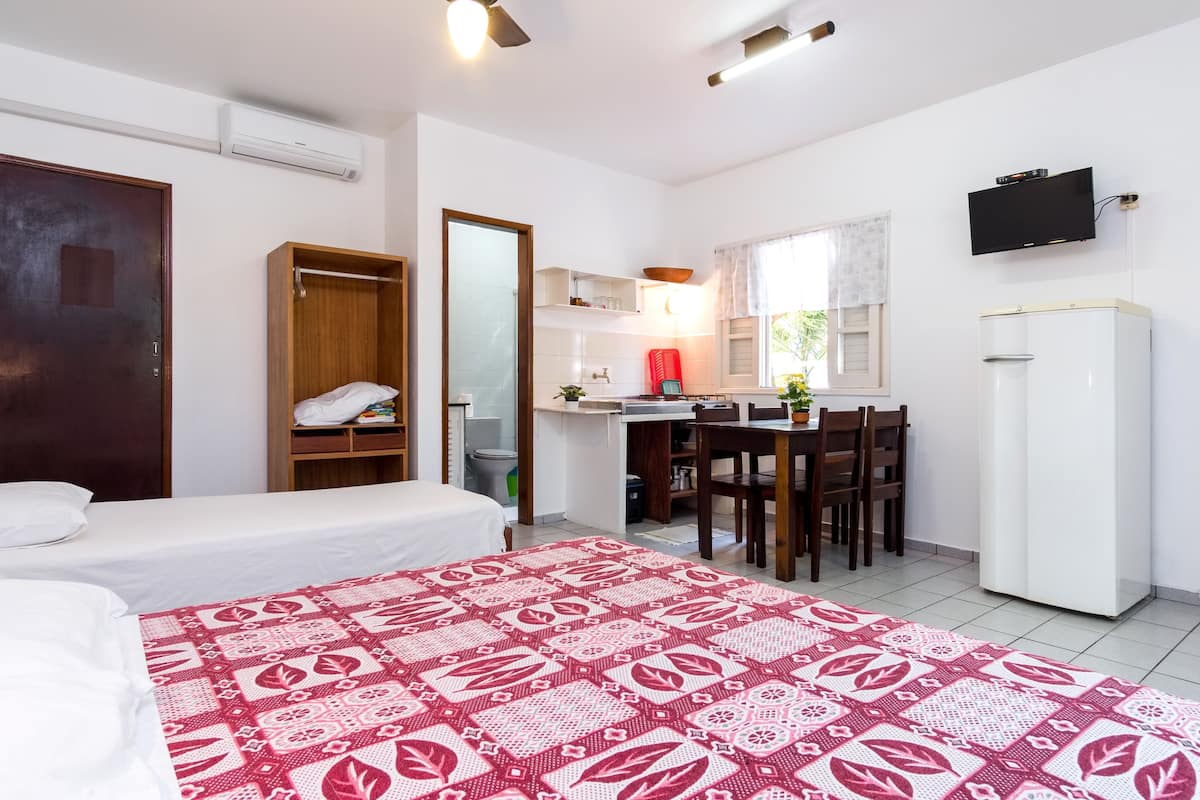 مساحة عمل للكمبيوتر المحمول وواي فاي مجانًا وملاءات أسرّة