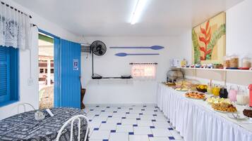 Café da manhã com buffet grátis todos os dias