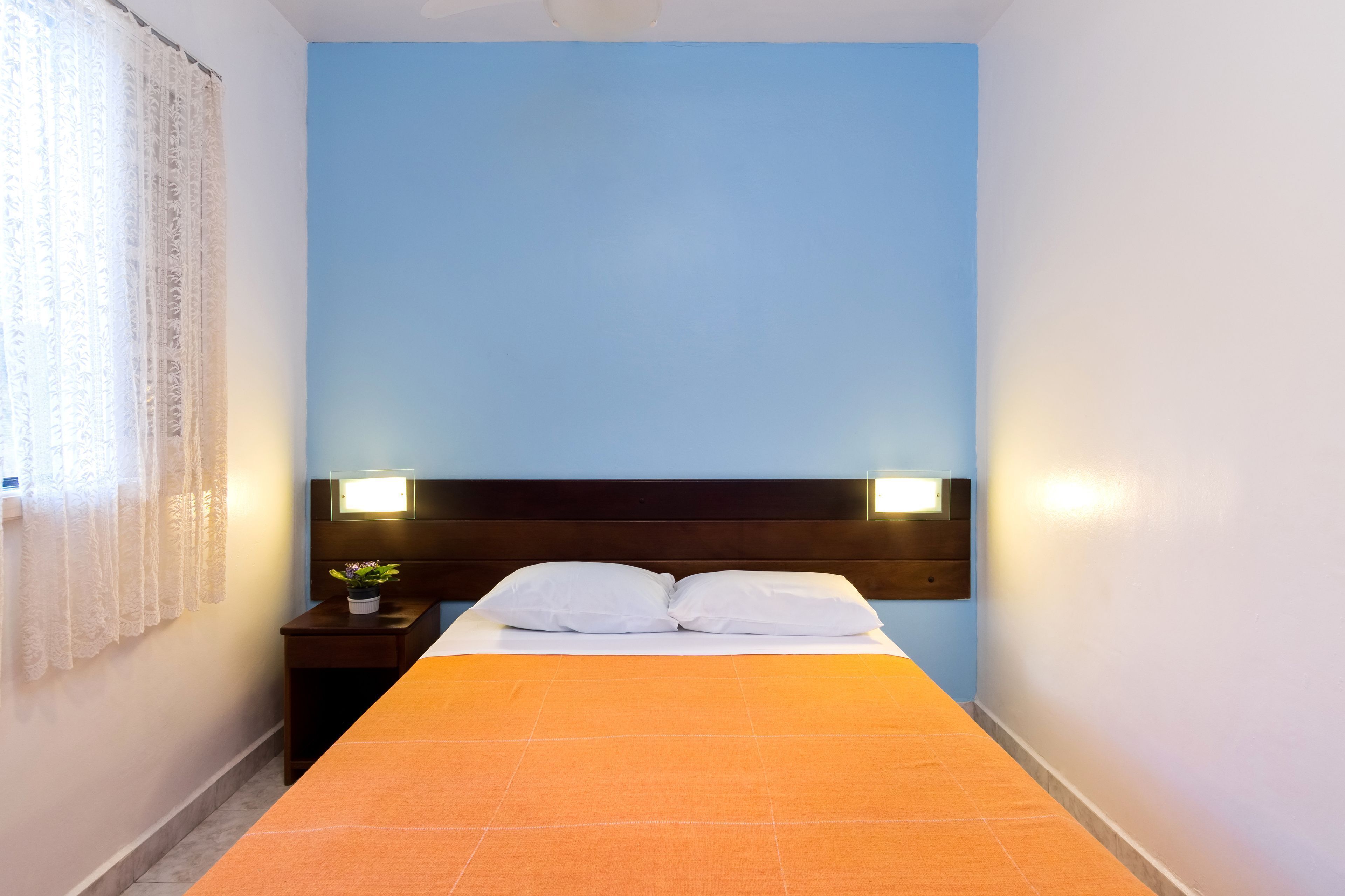 مساحة عمل للكمبيوتر المحمول وواي فاي مجانًا وملاءات أسرّة