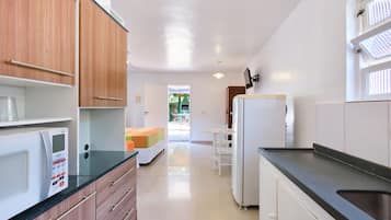 Studio | Private kitchen | Microwave, cookware/dishes/utensils