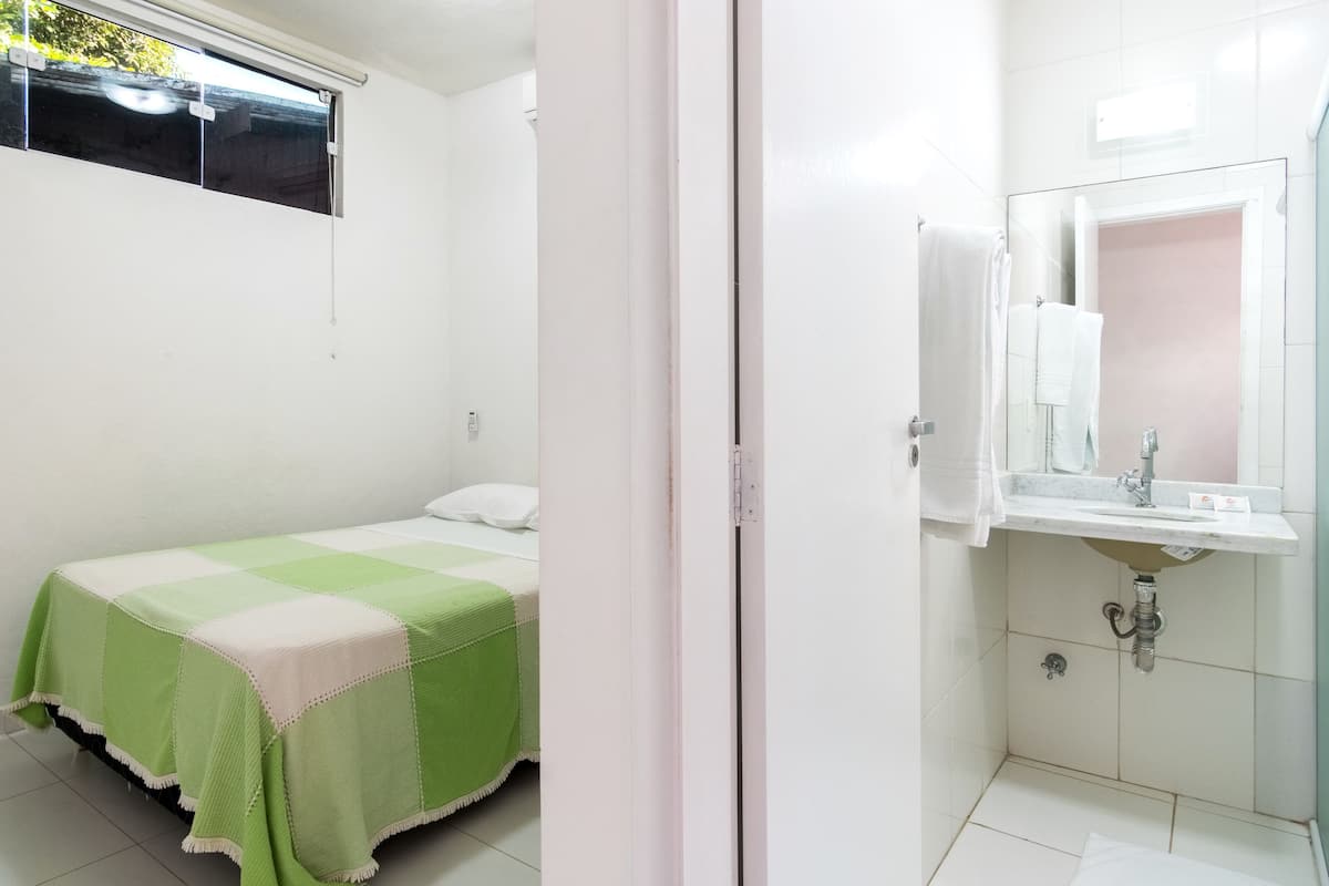 مساحة عمل للكمبيوتر المحمول وواي فاي مجانًا وملاءات أسرّة