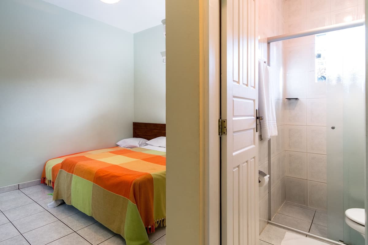 مساحة عمل للكمبيوتر المحمول وواي فاي مجانًا وملاءات أسرّة