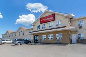 Hotelli, jonka yläpuolella on suuri, helposti havaittava EconoLodge-kyltti, siinä on useita ikkunoita ja sen edessä on parkkipaikka, jossa on useita autoja.