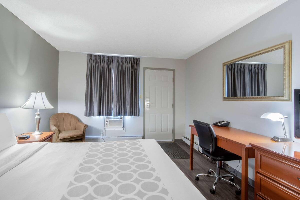 Pillowtop beds, desk, laptop workspace, blackout drapes