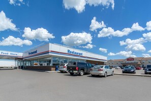 Exterior - Econo Lodge (Regina)