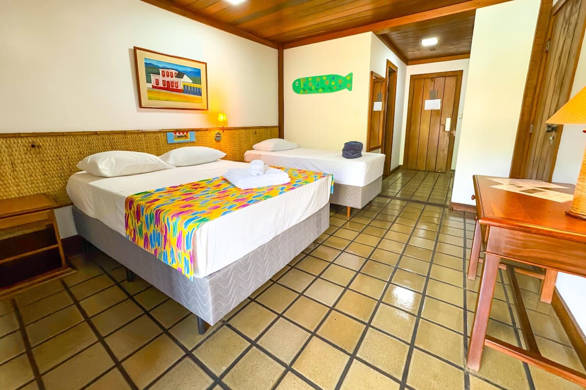 Minibar, free WiFi, bed sheets