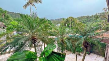 Minibar, free WiFi, bed sheets