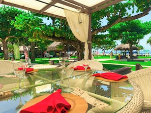 2 restaurants; breakfast and lunch served 