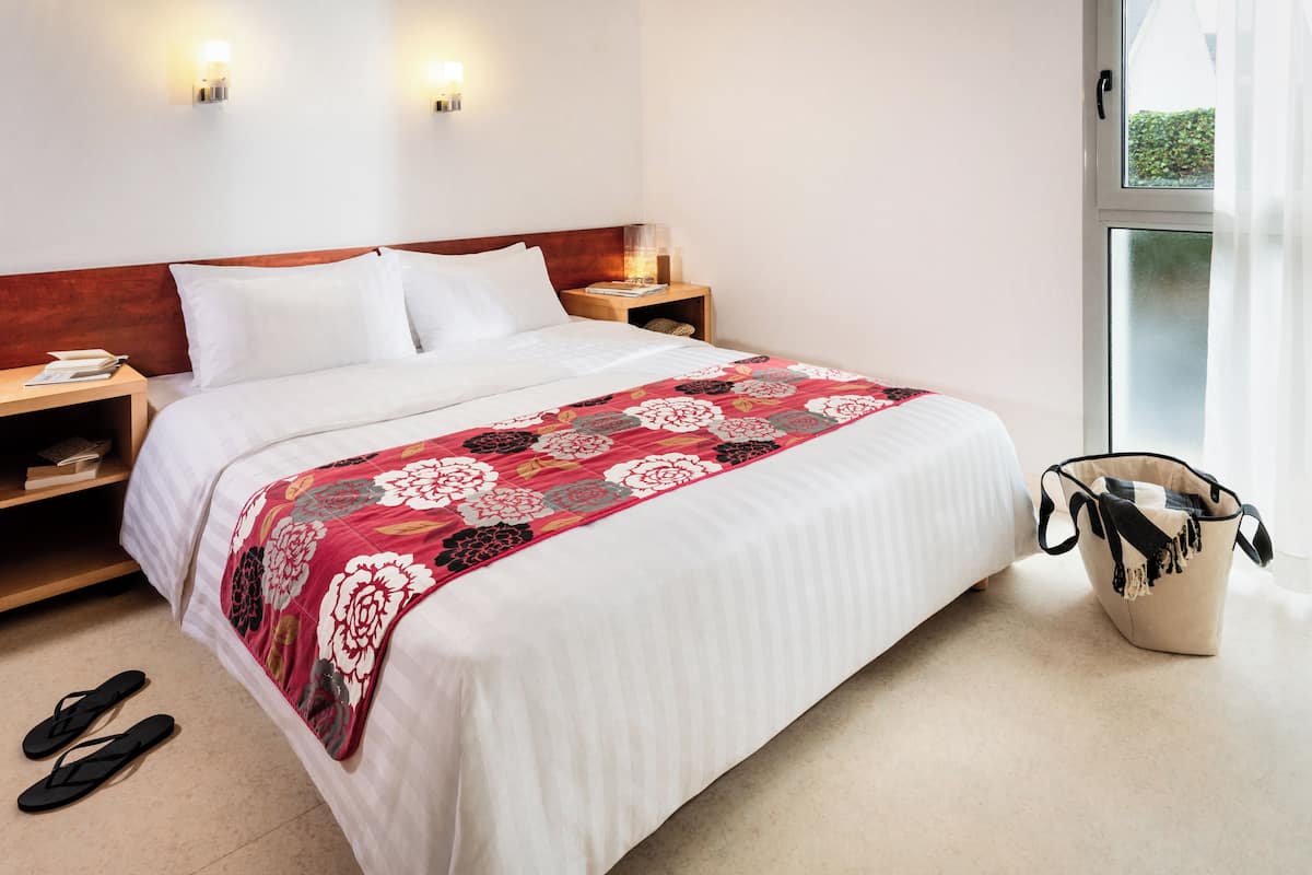 1 bedroom, individually decorated, individually furnished
