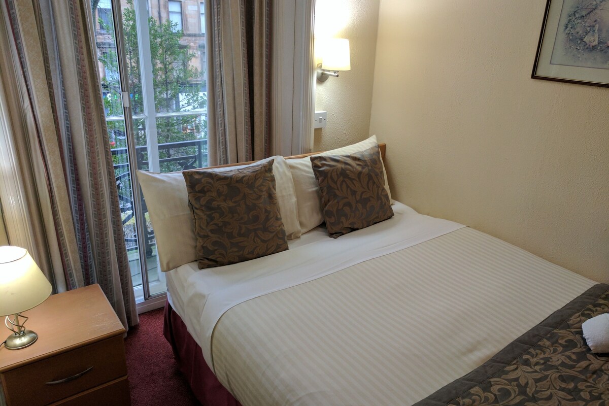 Standard Double Room, Shared Bathroom | Desk, blackout drapes, iron/ironing board (on request), WiFi (free)