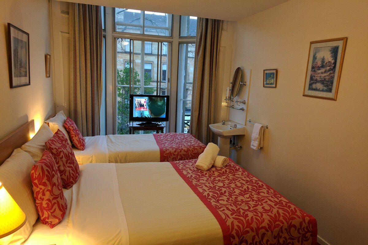 Standard Triple Room, Shared Bathroom | Desk, blackout drapes, iron/ironing board (on request), WiFi (free)