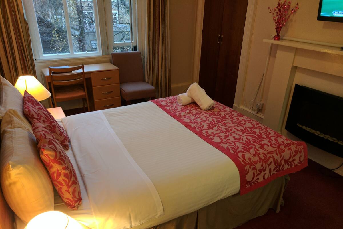 Double Room, Ensuite | Desk, blackout drapes, iron/ironing board, free WiFi