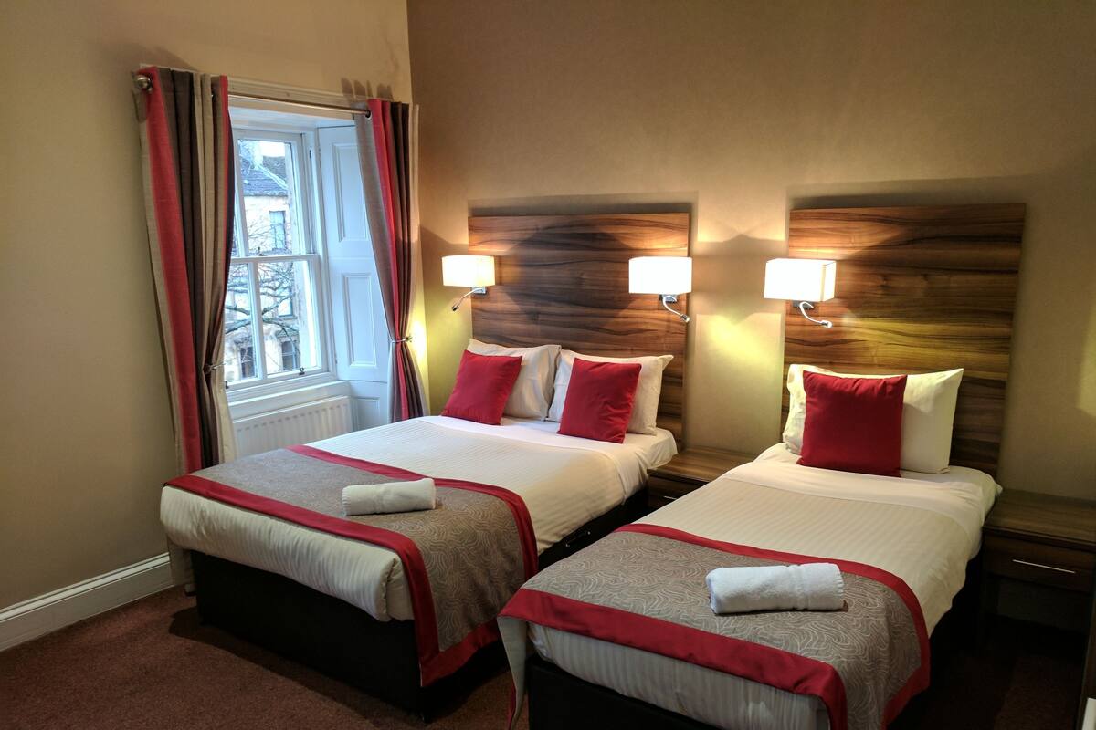 Superior Family | Desk, blackout drapes, iron/ironing board, free WiFi