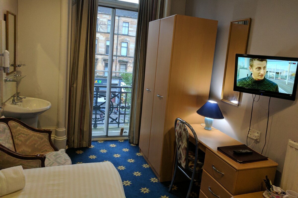 Standard Single Room, Shared Bathroom | Desk, blackout drapes, iron/ironing board (on request), WiFi (free)