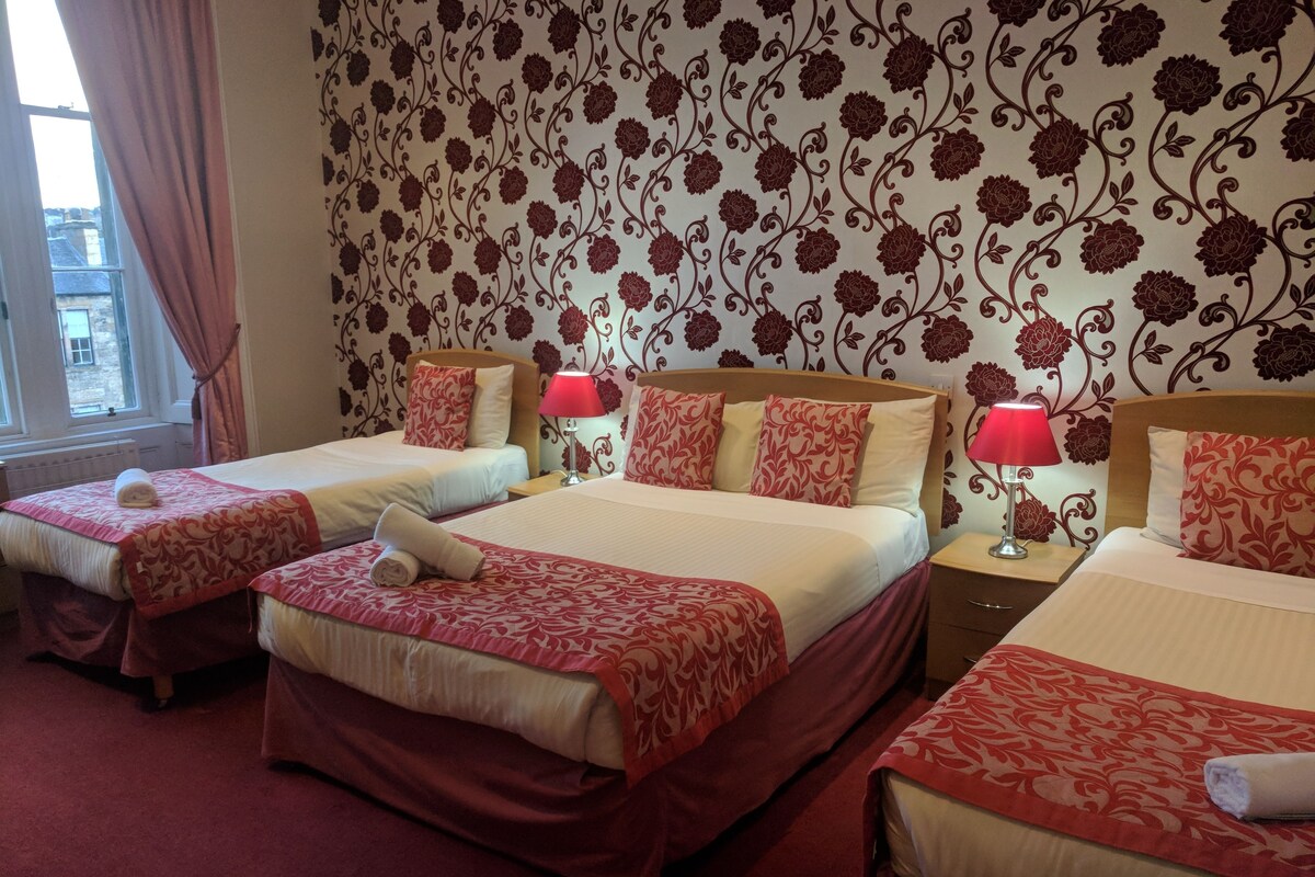 Family Quadruple Room, Ensuite | Desk, blackout drapes, iron/ironing board (on request), WiFi (free)