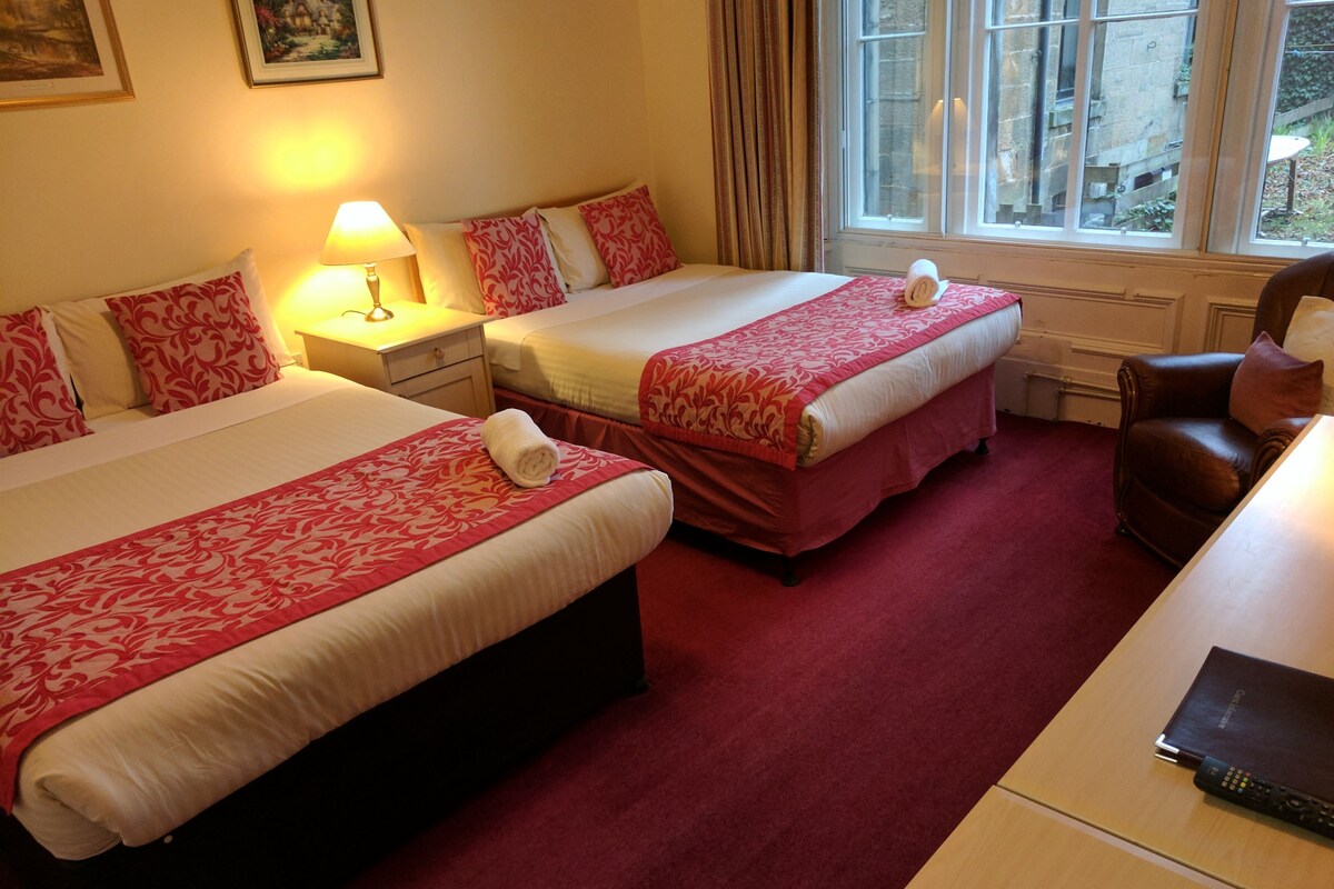 Family Quadruple Room, Ensuite | Desk, blackout drapes, iron/ironing board (on request), WiFi (free)