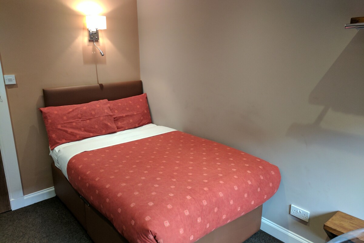 Basic Double Room, Shared Bathroom | Desk, blackout drapes, iron/ironing board (on request), WiFi (free)