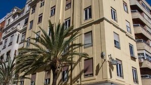 A multi-story building with a ground-floor cafe area. - Russafa Youth Hostel (Valencia)