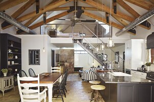 尊荣套房, 独立浴室, 庭院景观 (Loft) | 高档床上用品、客房内保险箱、特色装修、特色家居