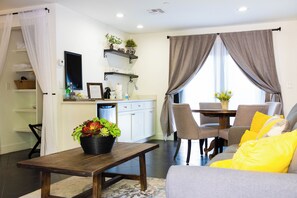 جناح بريميم - بحمام داخل الغرفة (Roberto & Suzanna Suite) | أغطية فراش متميزة وخزنة داخل الغرفة وبديكورات فريدة لكل غرفة