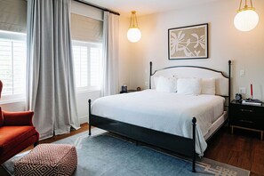 غرفة ديلوكس - سرير ملكي (Piccolo Attico) | أغطية فراش متميزة وخزنة داخل الغرفة وبديكورات فريدة لكل غرفة