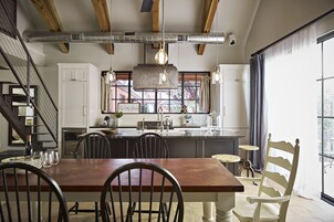 Suíte premium, suíte, vista para o pátio (Loft) | Cozinha privada | Cafeteira/chaleira, chaleira elétrica