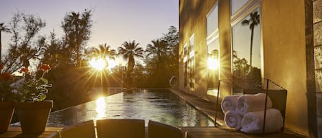 室外游泳池和溫水游泳池,提供日光浴躺椅