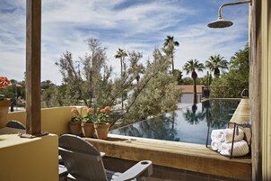 Una piscina al aire libre, una piscina climatizada