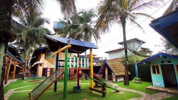 Área de juegos infantiles al aire libre