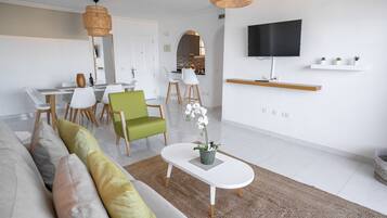 Suite Deluxe, 3 habitaciones, terraza, vistas al mar | Zona de estar | Televisión LED de 32 pulgadas con canales por satélite, una televisión