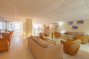 Lobby sitting area - El Marqués Palace by Intercorp Hotel Group (Santiago del Teide)