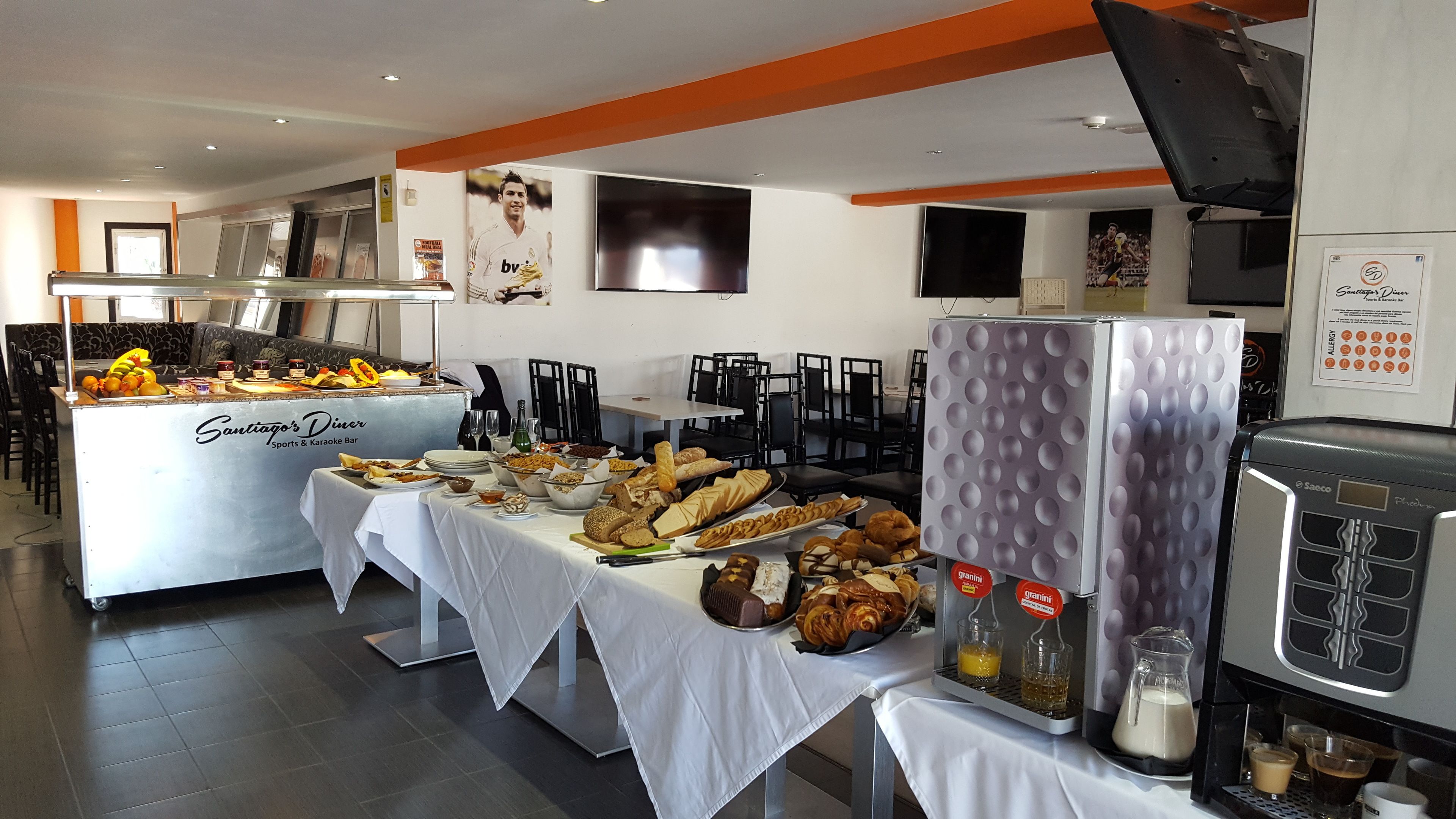 Ein reichhaltiges Buffet mit verschiedenen Speisen und einer Kaffeemaschine.