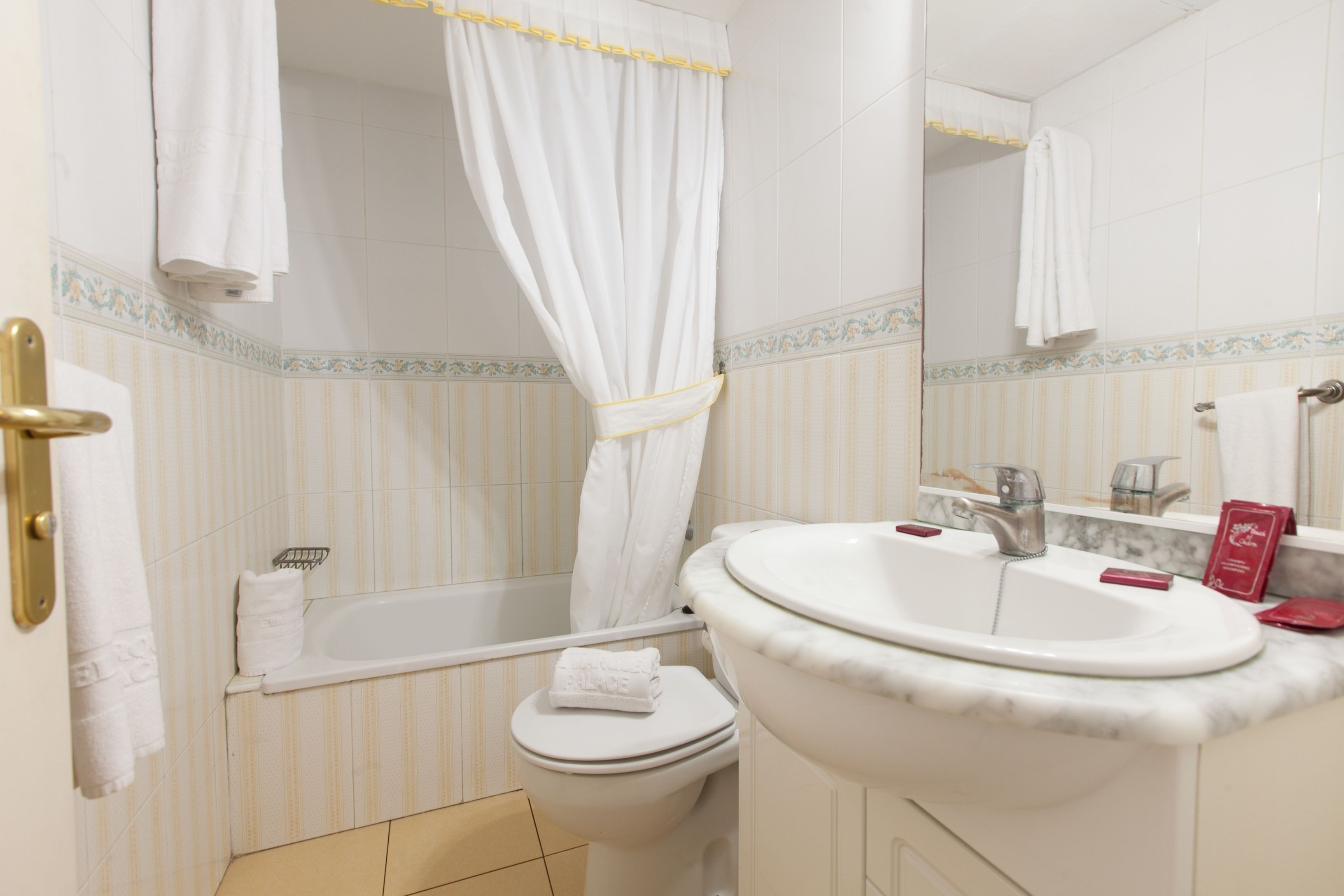Ein Badezimmer mit Badewanne, Toilette und Waschbecken.