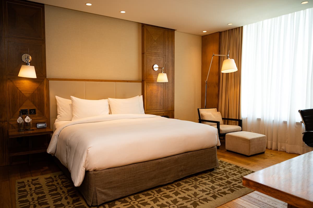 Suite ejecutiva, 1 cama de matrimonio grande | 1 dormitorio, minibar, caja fuerte y decoración individual
