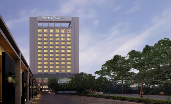 Un moderno edificio de hotel con un letrero que dice "DOUBLETREE by Hilton".