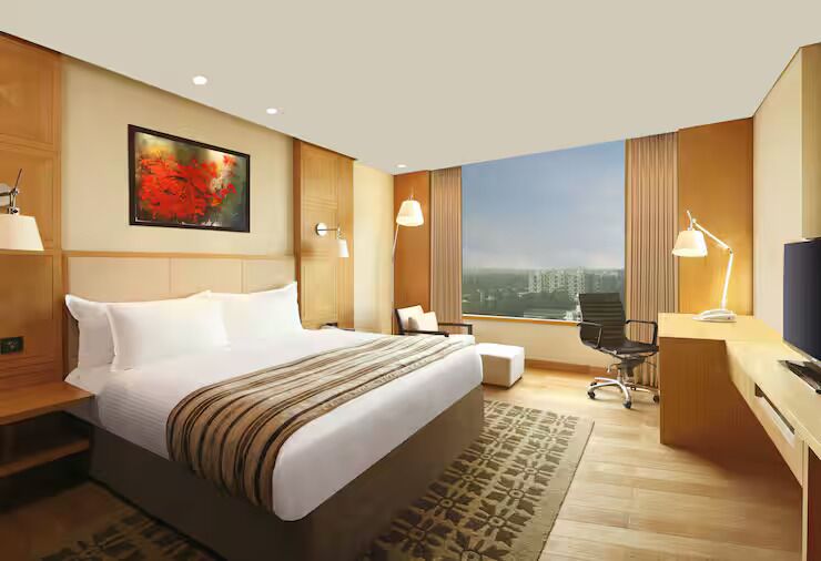 King Executive Suite with Lounge Access | Minibar, in-room safe, individually decorated, individually furnished