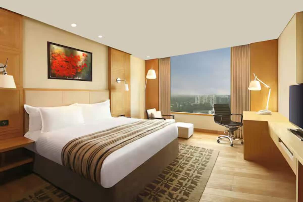 King Executive Suite with Lounge Access | Minibar, in-room safe, individually decorated, individually furnished