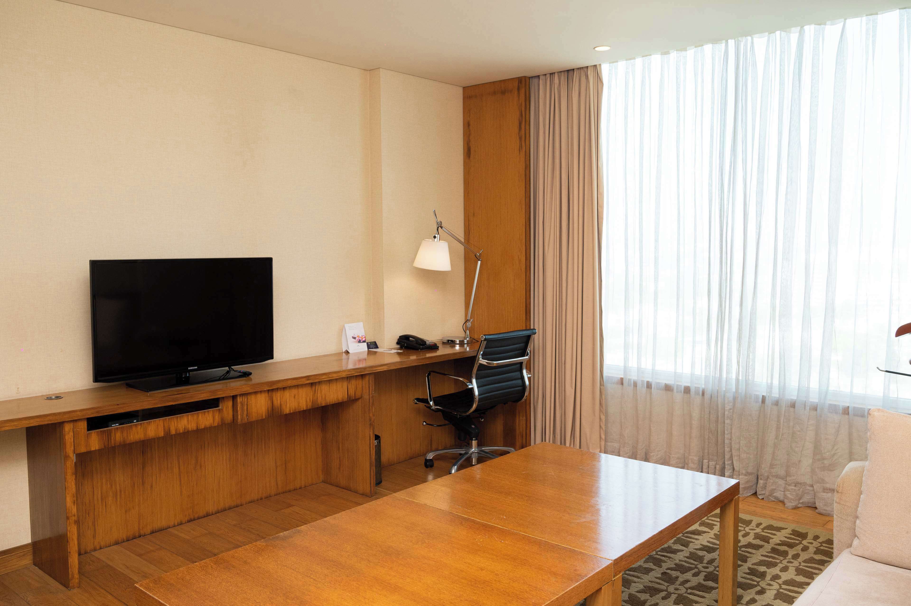 king executive room with executive lounge access includes breakfast, evening canapes, and cocktails. | 1 bedroom, minibar, in-room safe, individually decorated