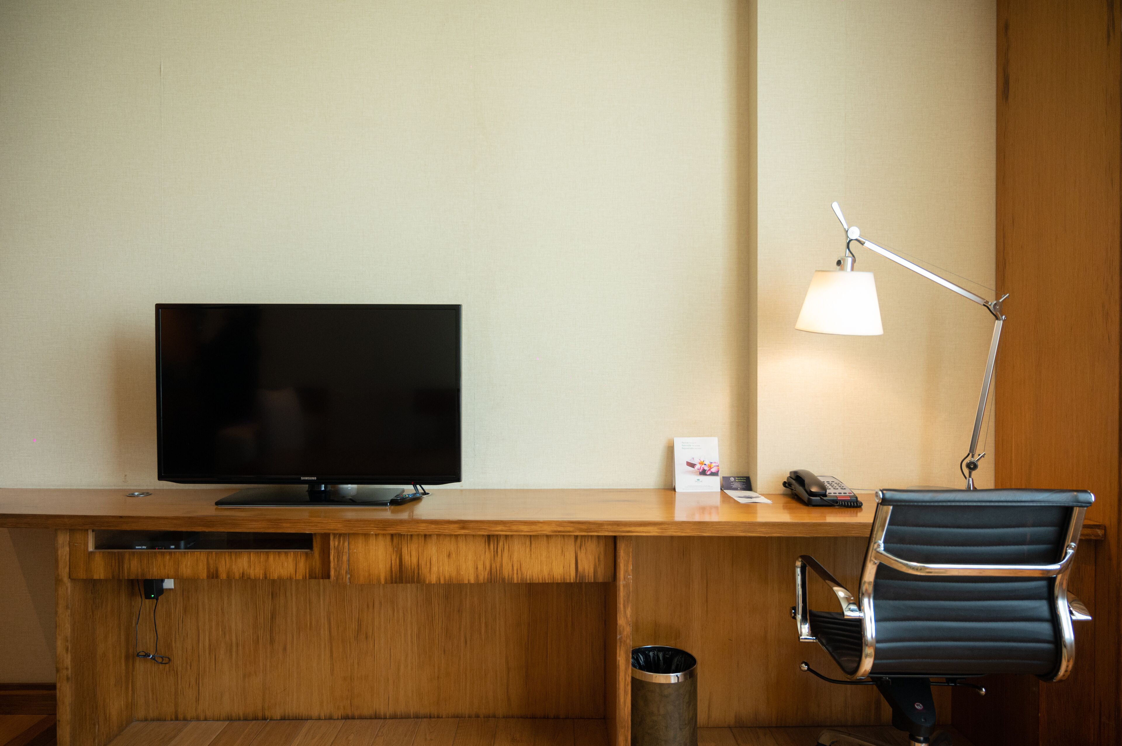 king executive room with executive lounge access includes breakfast, evening canapes, and cocktails. | living area | 55-inch tv with cable channels, pay films