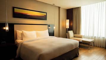King Executive Room with Lounge Access | Minibar, in-room safe, individually decorated, individually furnished