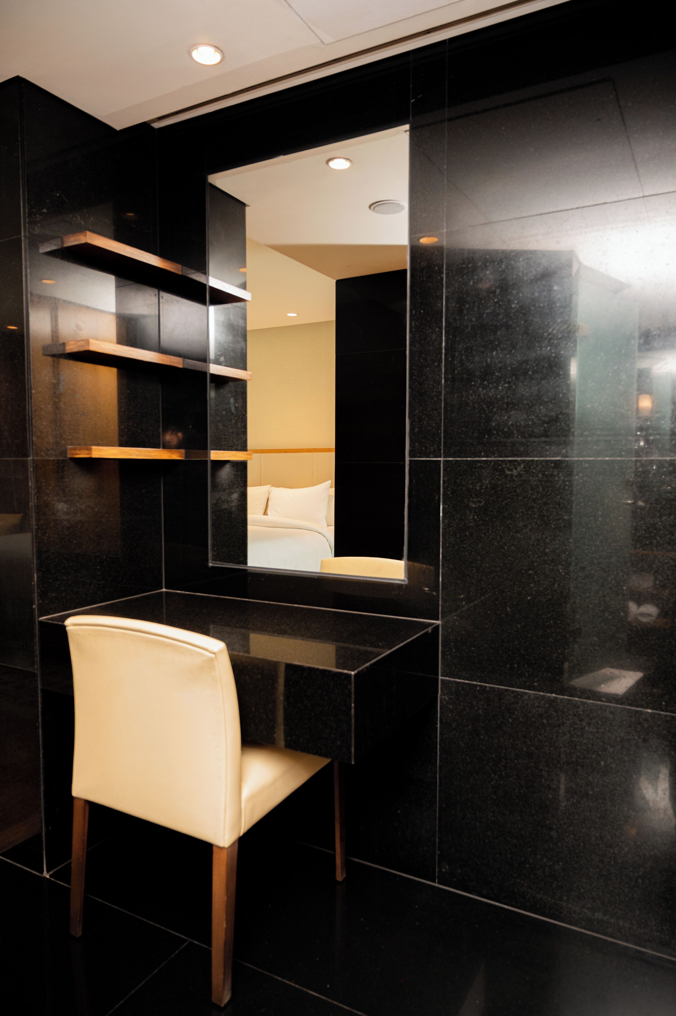 king executive room with executive lounge access includes breakfast, evening canapes, and cocktails. | view from room