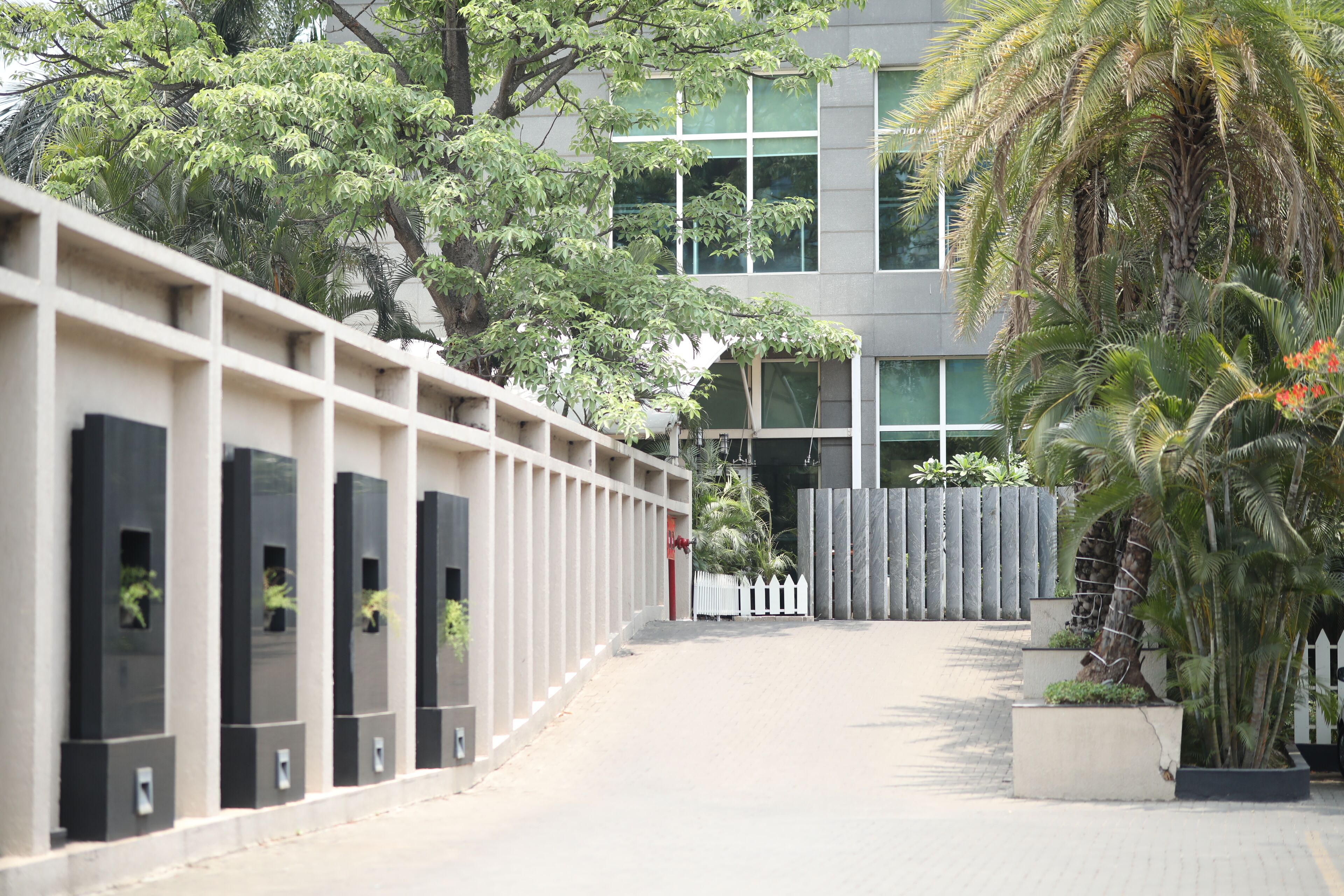 deluxe room queen bed on higher floor | street view