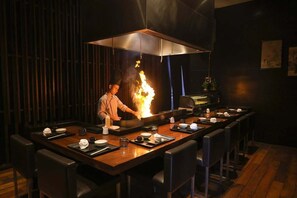 3 restaurantes; se sirve desayuno, almuerzo y cena; cocina india