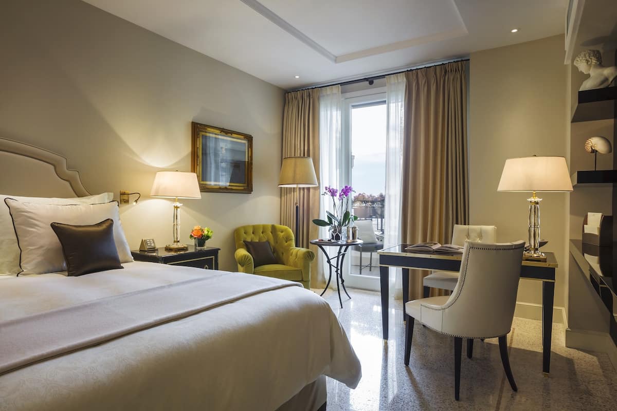 Premium bedding, down duvets, minibar, in-room safe