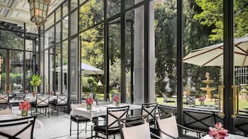 Desayuno continental (EUR 25 por persona)