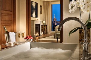 Un bagno lussuoso con vasca, champagne e frutta fresca.