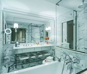 Baignoire et douche séparées, pomme de douche hydromassante