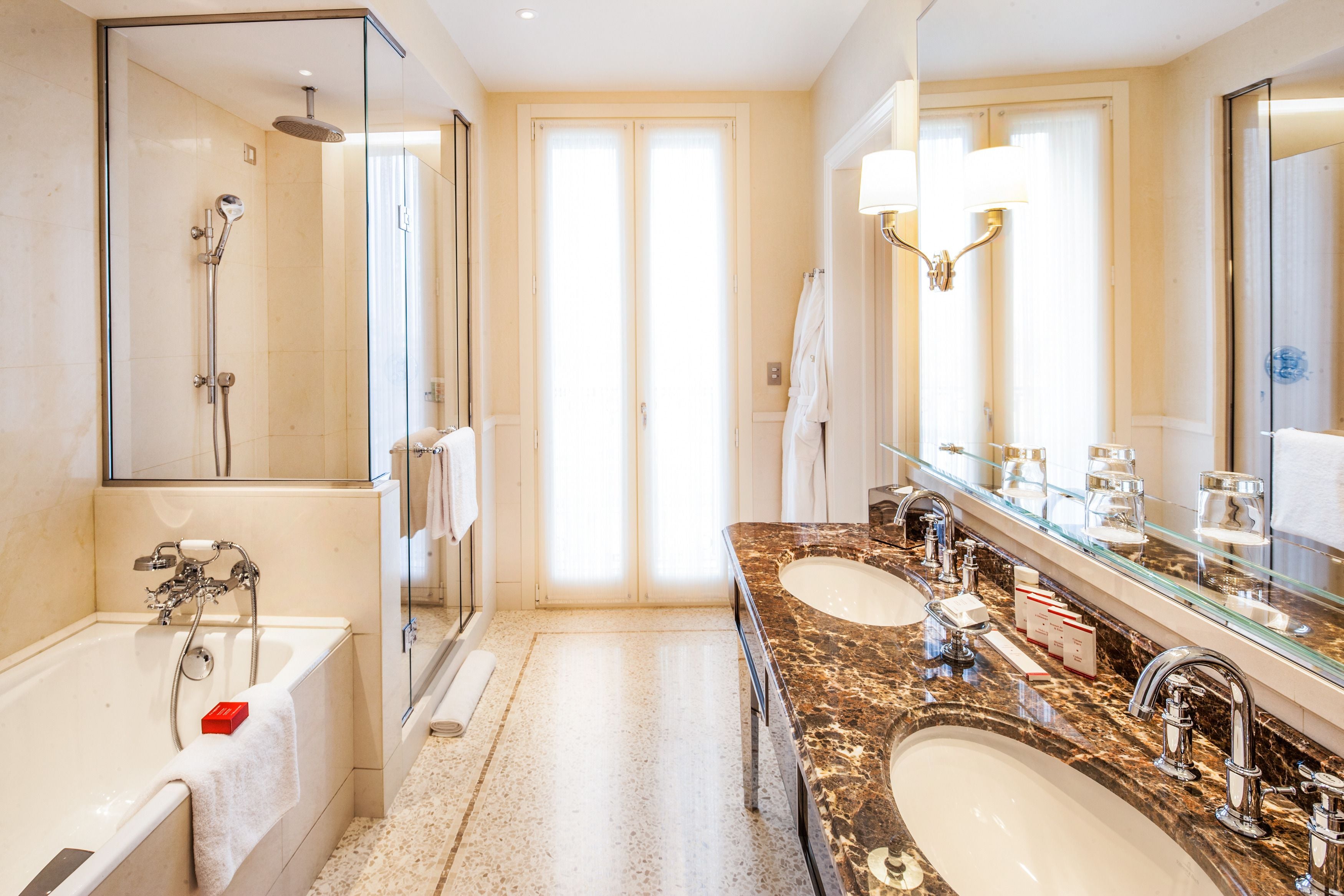 separate bathtub and shower, hydromassage showerhead, free toiletries